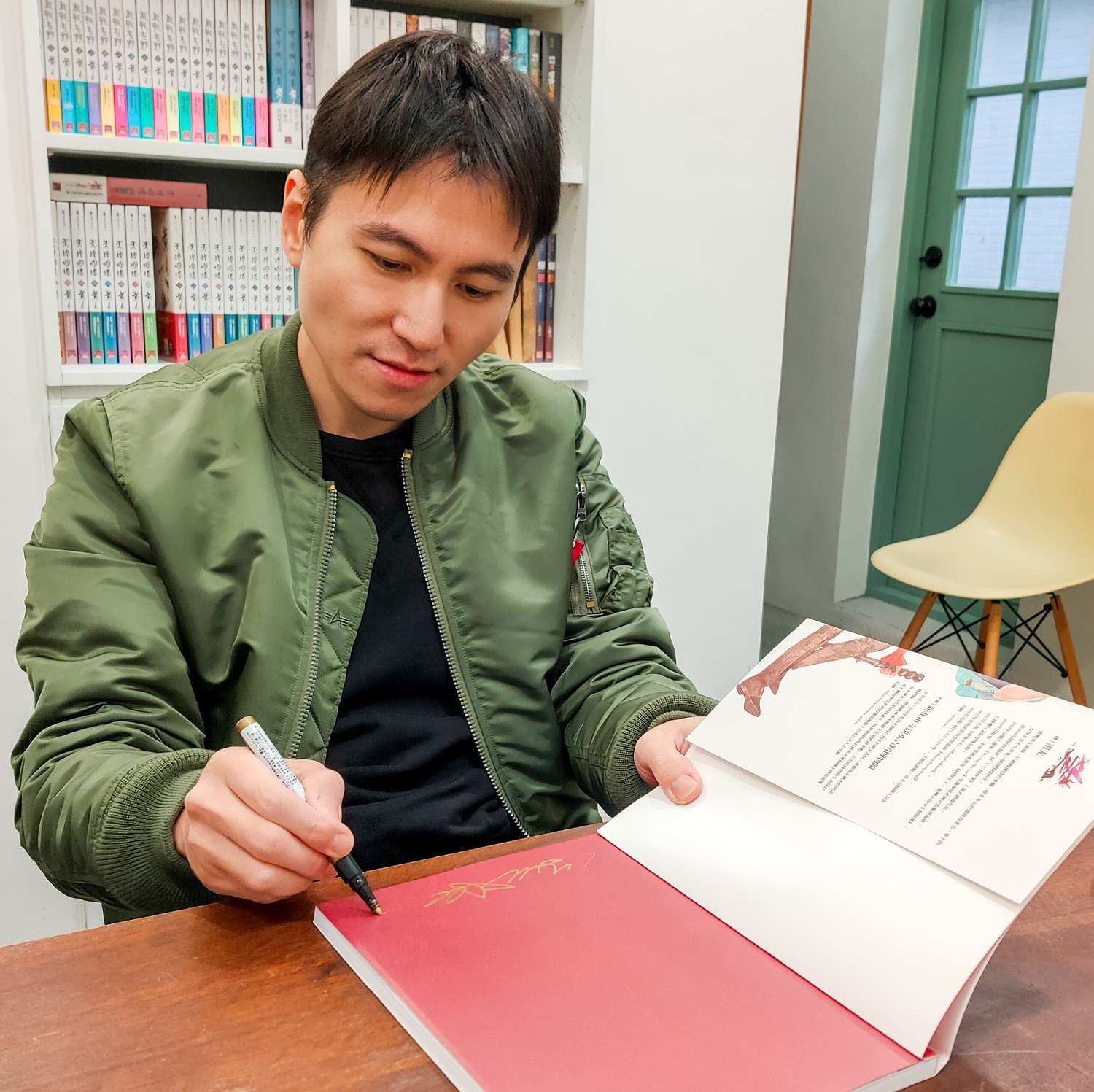 國際人氣繪師蚩尤將於1月9日在淡水海關碼頭洋樓舉辦簽書座談會,歡迎把握機會。 圖:新北市淡水古蹟博物館提供 國際人氣繪師蚩尤將於1月9日在淡水海關碼頭洋樓舉辦簽書座談會,歡迎把握機會。 圖:新北市淡水古蹟博物館提供
