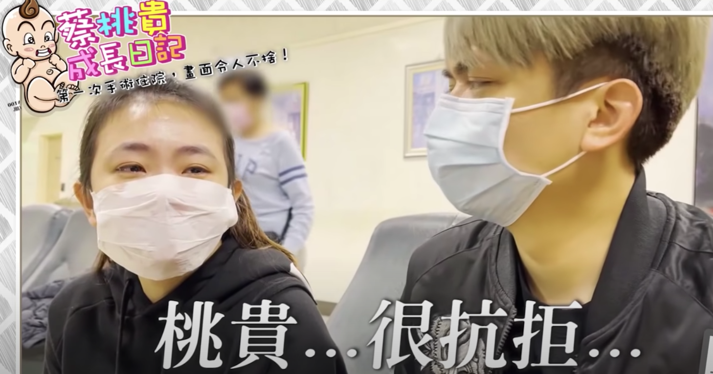 蔡阿嘎(右)及二伯(左)心疼不已。 圖:翻攝Youtube/蔡阿嘎 蔡阿嘎(右)及二伯(左)心疼不已。 圖:翻攝Youtube/蔡阿嘎
