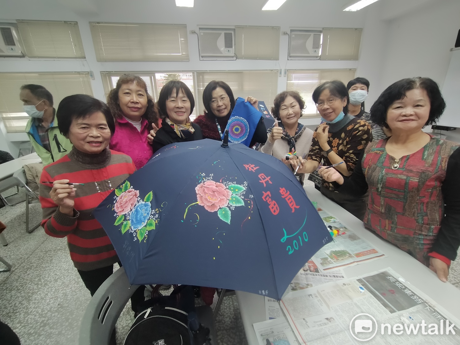 富雨洋傘提供樂齡大學教學支援,學員共同完成彩繪傘。 唐復年/攝 富雨洋傘提供樂齡大學教學支援,學員共同完成彩繪傘。 唐復年/攝