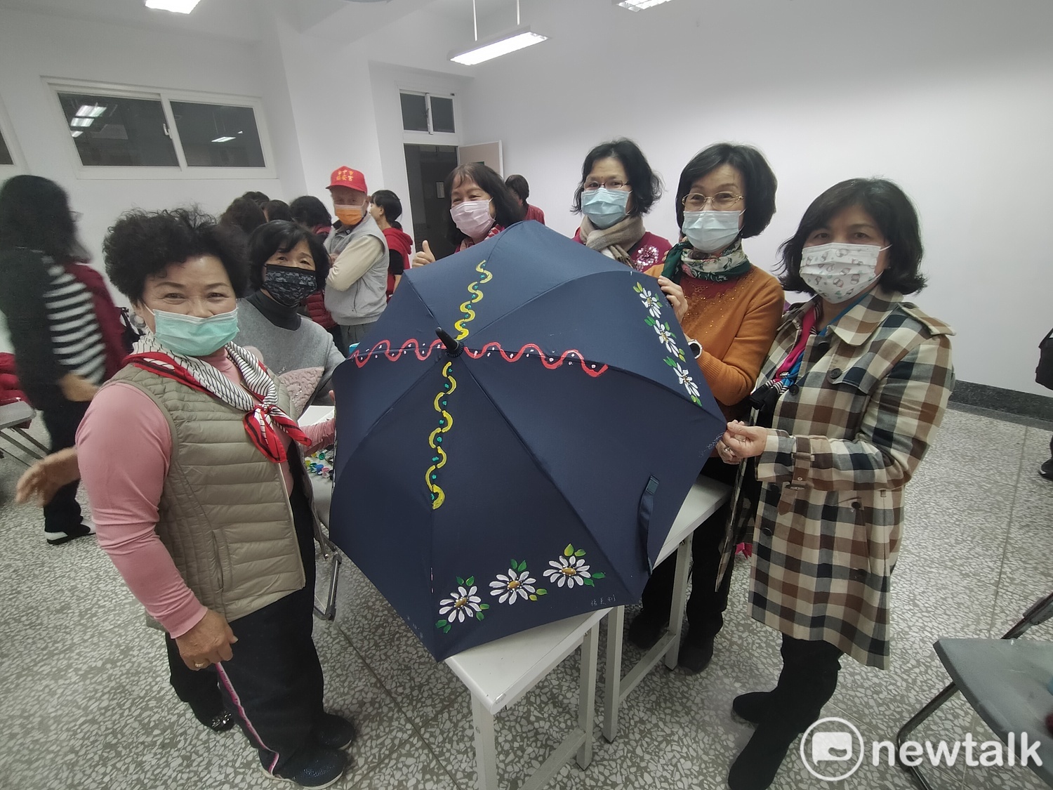 富雨洋傘提供樂齡大學教學支援,學員共同完成彩繪傘。 唐復年/攝 富雨洋傘提供樂齡大學教學支援,學員共同完成彩繪傘。 唐復年/攝