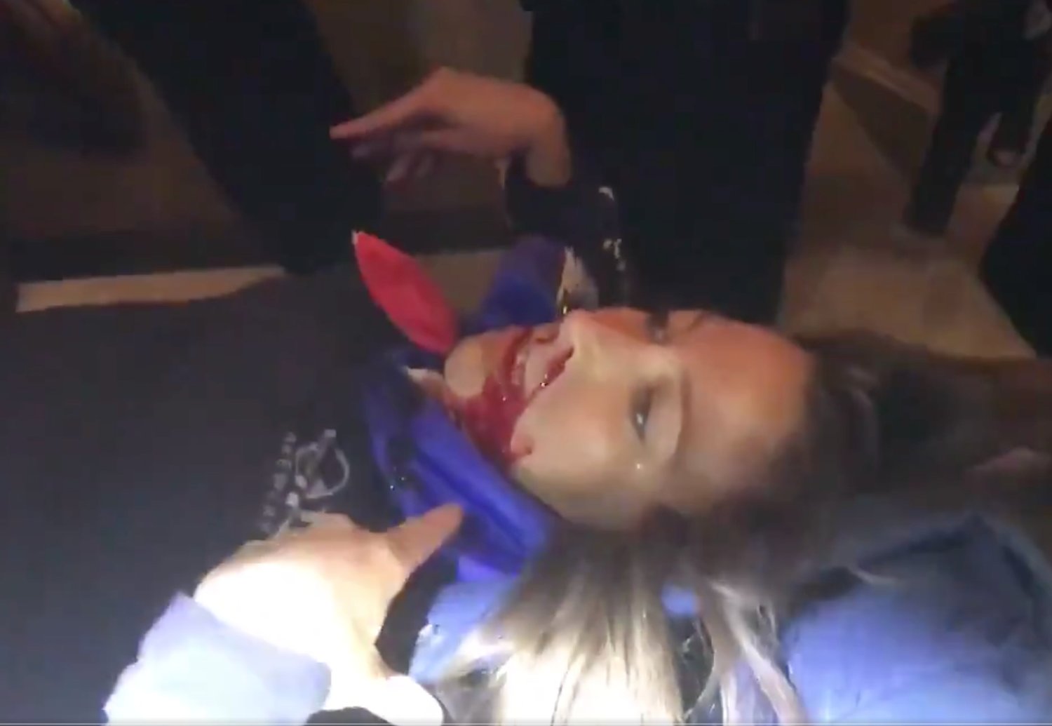 芭比特(Ashli Babbit)在今日的美國國會大廈暴動中胸口中彈身亡,口冒大量鮮血。 圖:取自@TaylerUSA推特 芭比特(Ashli Babbit)在今日的美國國會大廈暴動中胸口中彈身亡,口冒大量鮮血。 圖:取自@TaylerUSA推特