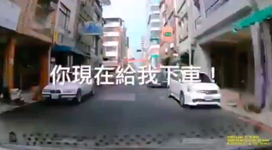 下車沒熄火遭劫車要錢 女子怒吼「給我下車」歹徒嚇到哽咽求饒 