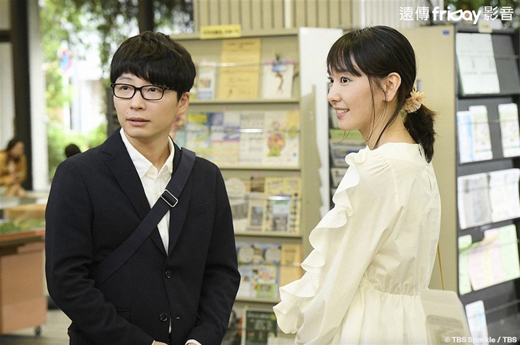 由新垣結衣與星野源主演的話題日劇「月薪嬌妻」,以「加油人類!」作為特別篇副標題,全長達145分鐘的全新劇情。 圖:friDay/提供 由新垣結衣與星野源主演的話題日劇「月薪嬌妻」,以「加油人類!」作為特別篇副標題,全長達145分鐘的全新劇情。 圖:friDay/提供