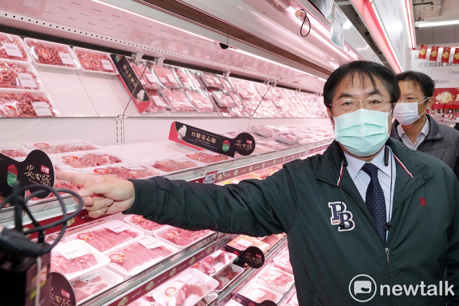 視察賣場國產肉品專區，黃偉哲強調無法接受趁機哄抬物價