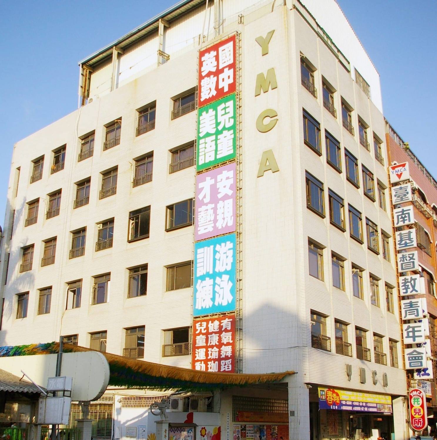 台南YMCA游泳池傳一氧化碳外洩    6大人12小孩不適送醫
