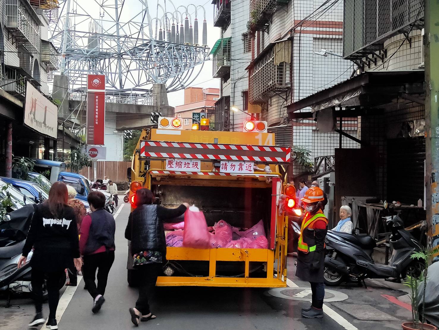 春節期間大掃除請民眾以專用垃圾袋打包後交給循線垃圾車。 圖:新北市環保局提供 春節期間大掃除請民眾以專用垃圾袋打包後交給循線垃圾車。 圖:新北市環保局提供