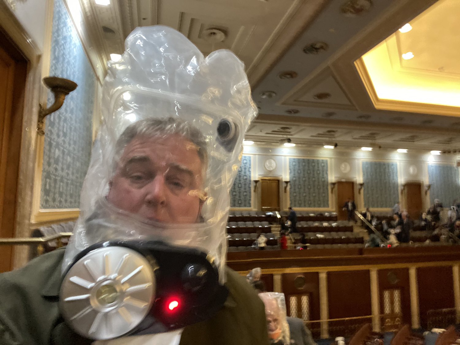 美國國會在被暴動者入侵後,參眾議員紛紛進行疏散,民主黨眾議院議員大衛·特羅(David Trone)事後也透過推特報平安。 圖:翻攝自 Rep. David Trone的推特 美國國會在被暴動者入侵後,參眾議員紛紛進行疏散,民主黨眾議院議員大衛·特羅(David Trone)事後也透過推特報平安。 圖:翻攝自 Rep. David Trone的推特