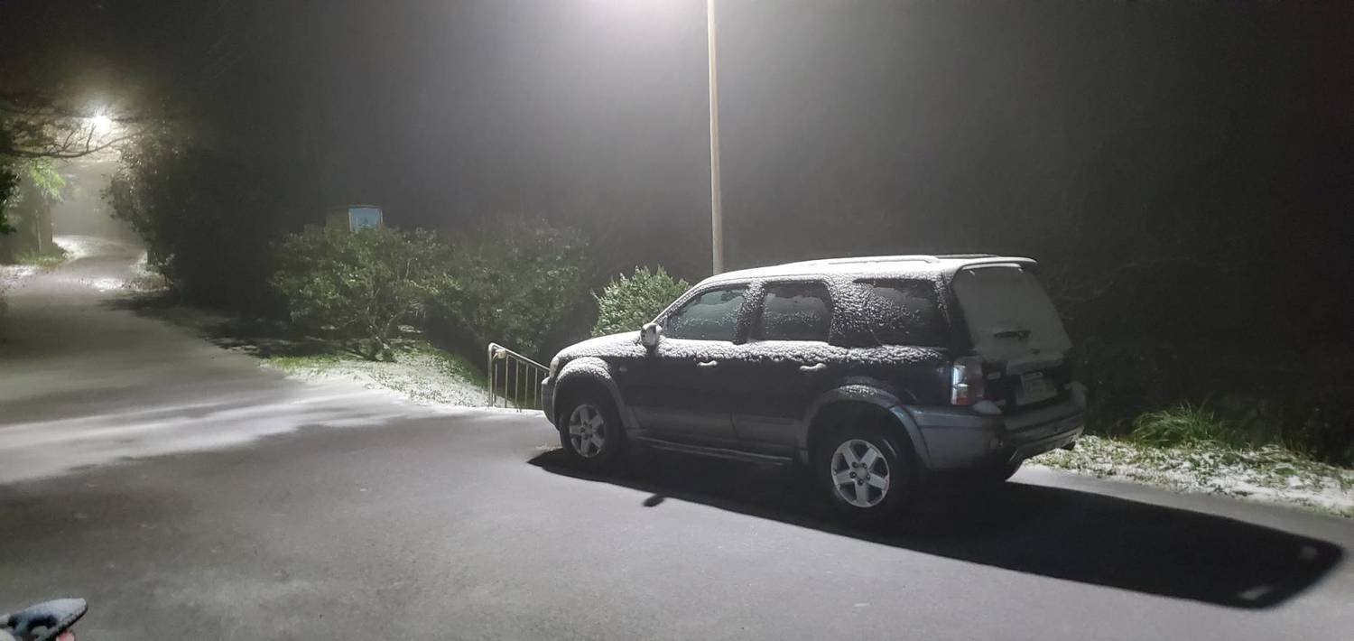 陽明山鞍部清晨有出現降雪。 圖:中央氣象局/提供 陽明山鞍部清晨有出現降雪。 圖:中央氣象局/提供