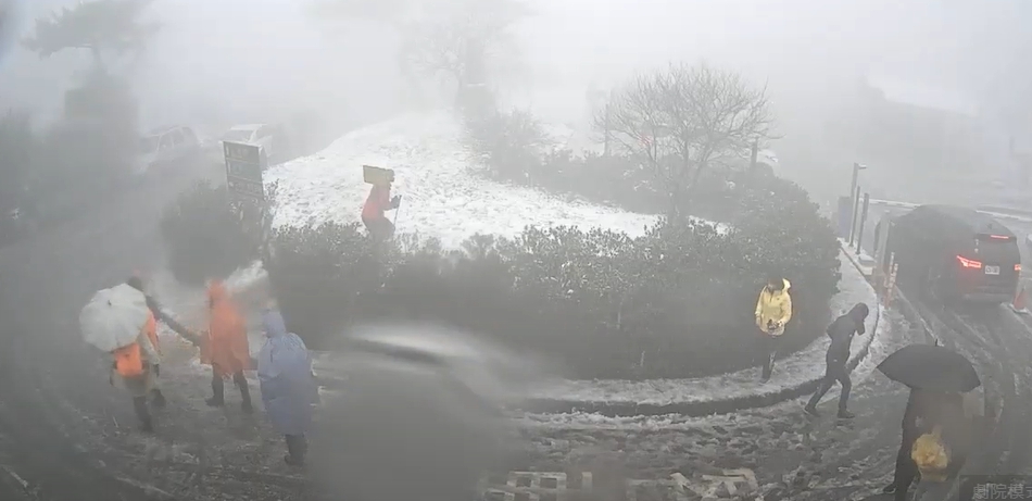 陽明山目前持續降雪,許多民眾不畏寒冷上山追雪。 圖:翻攝自陽明山國家公園二子坪停車場即時影像 陽明山目前持續降雪,許多民眾不畏寒冷上山追雪。 圖:翻攝自陽明山國家公園二子坪停車場即時影像