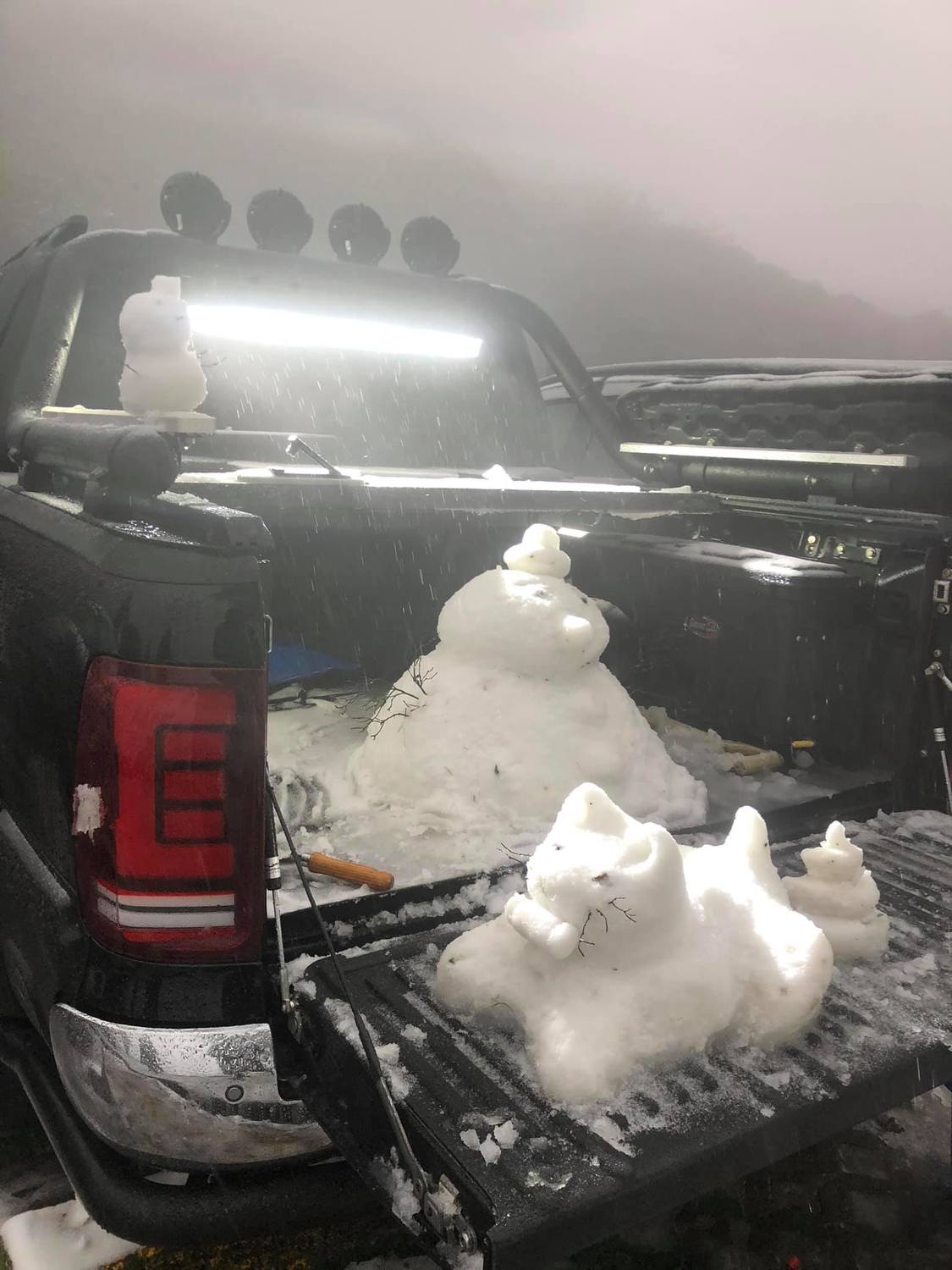 陽明山持續降雪,有民眾堆起創意雪人。 圖:白姓民眾/授權使用 陽明山持續降雪,有民眾堆起創意雪人。 圖:白姓民眾/授權使用