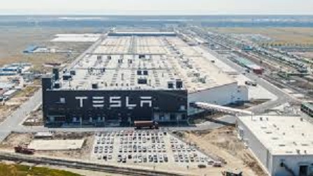 馬斯克的特斯拉在上海設有超級工廠 (Tesla Giga Shanghai ),並形成供應鏈。 圖 : 翻攝自搜狐 馬斯克的特斯拉在上海設有超級工廠 (Tesla Giga Shanghai ),並形成供應鏈。 圖 : 翻攝自搜狐