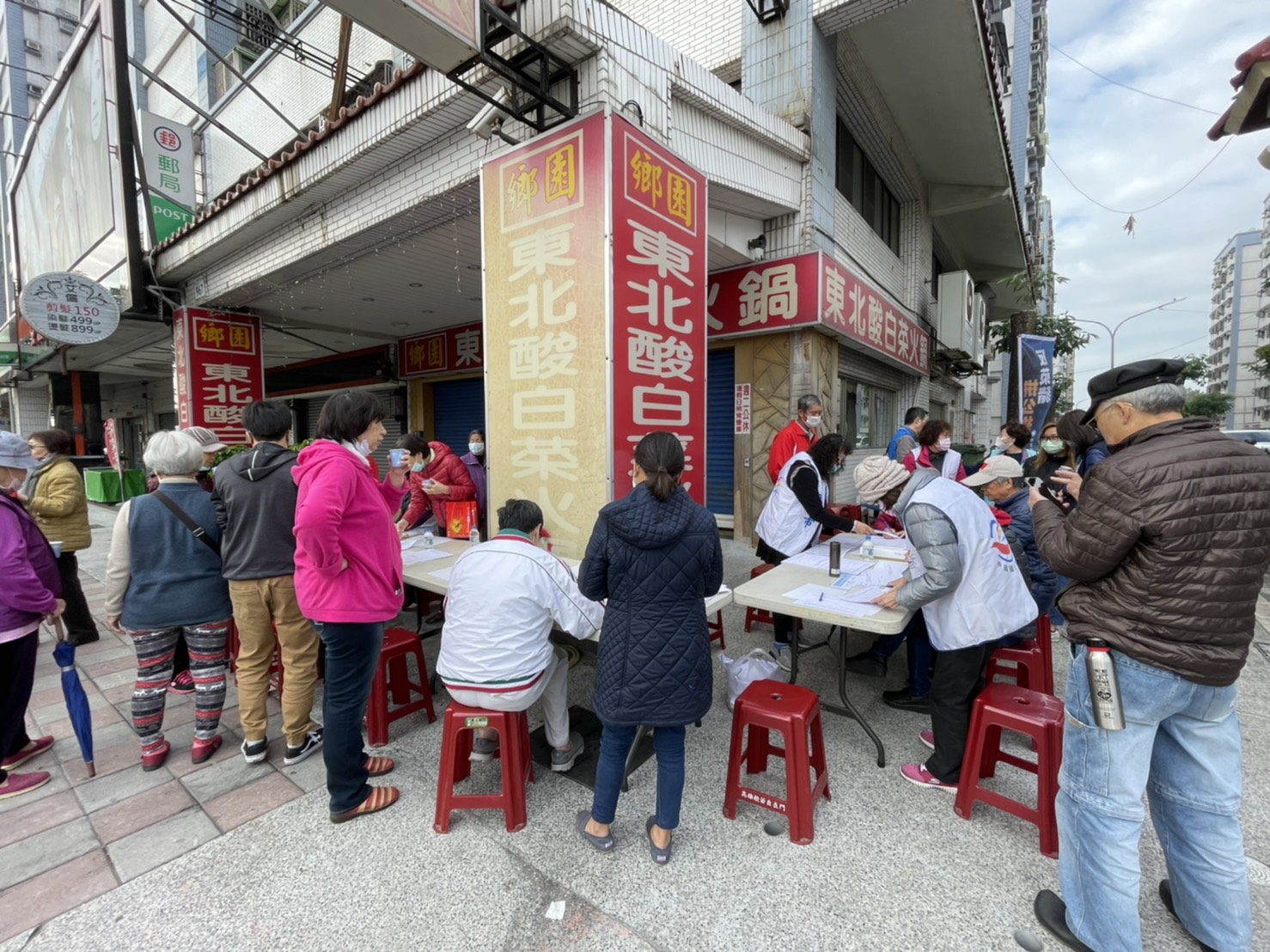 設於前鎮君毅社區的連署點簽署民眾踴躍。 圖:國民黨高雄市黨部/提供 設於前鎮君毅社區的連署點簽署民眾踴躍。 圖:國民黨高雄市黨部/提供