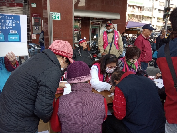 到場簽署的大多是上了年紀的民眾。 圖:孫家銘/攝 到場簽署的大多是上了年紀的民眾。 圖:孫家銘/攝