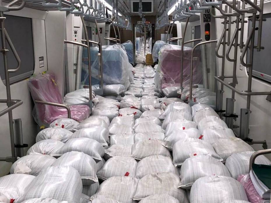 EMU901樣車編組在1月4、5、6日三天在各車上裝載沙袋,模擬車上載滿旅客的狀況。 圖:台鐵局/提供 EMU901樣車編組在1月4、5、6日三天在各車上裝載沙袋,模擬車上載滿旅客的狀況。 圖:台鐵局/提供