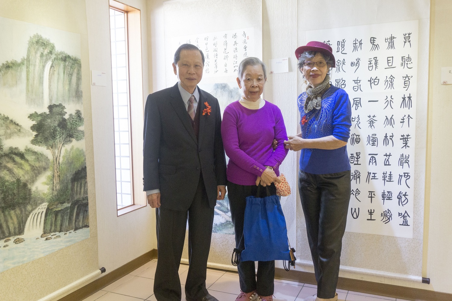 蕭董事長、紀清美老師及她大姊紀清雲合照留念。 圖:萬和宮/提供 蕭董事長、紀清美老師及她大姊紀清雲合照留念。 圖:萬和宮/提供