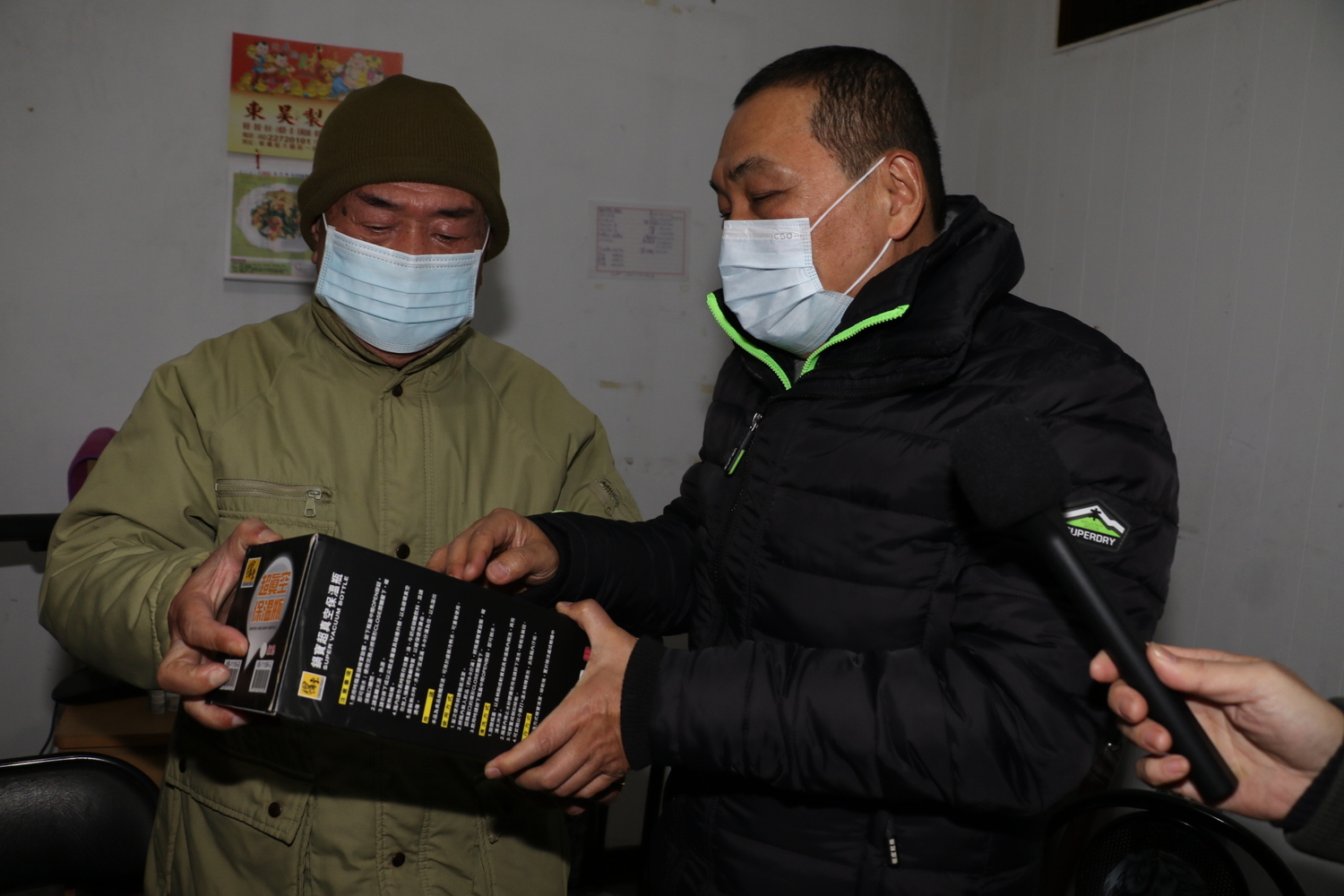 侯友宜送給阿榮一隻保溫熱水瓶 提醒他睡前要裝滿熱水放在床頭。 圖:新北市社會局提供 侯友宜送給阿榮一隻保溫熱水瓶 提醒他睡前要裝滿熱水放在床頭。 圖:新北市社會局提供