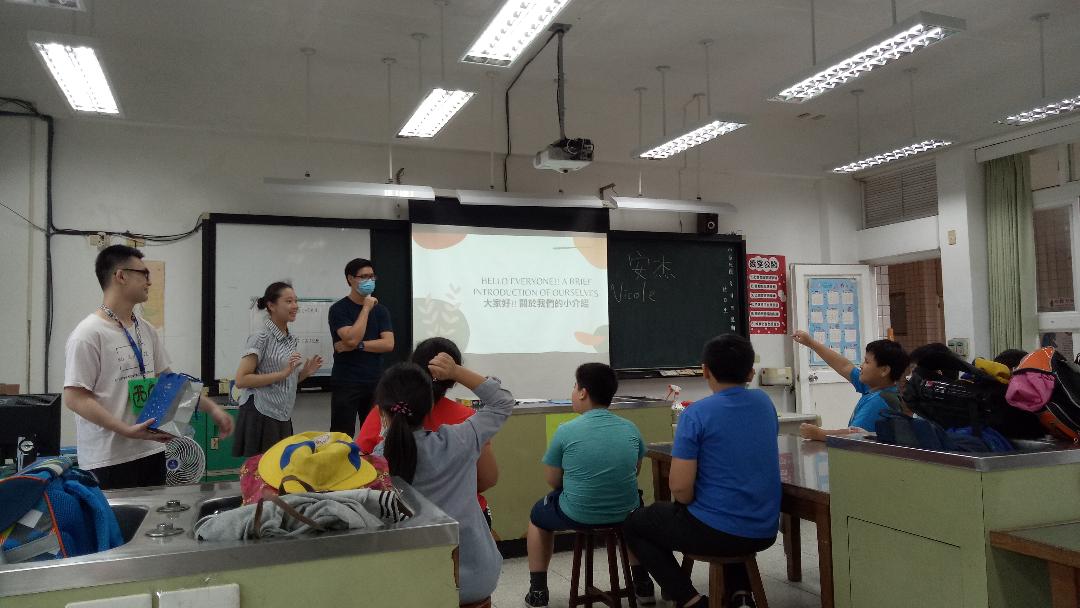 「小小網紅創意課程」臺科大團隊正在指導學生拍攝運用技巧。 圖:新北市教育局 / 提供 「小小網紅創意課程」臺科大團隊正在指導學生拍攝運用技巧。 圖:新北市教育局 / 提供