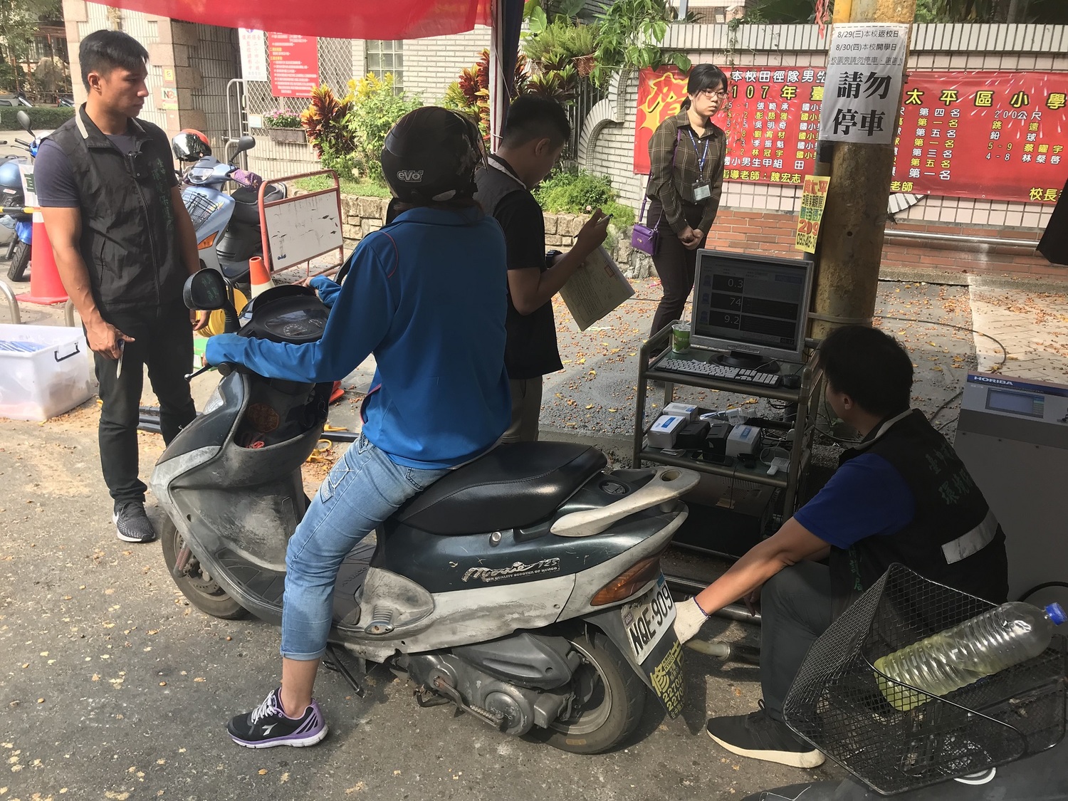 中市環保局攔檢烏賊車。 台中市政/提供 中市環保局攔檢烏賊車。 台中市政/提供