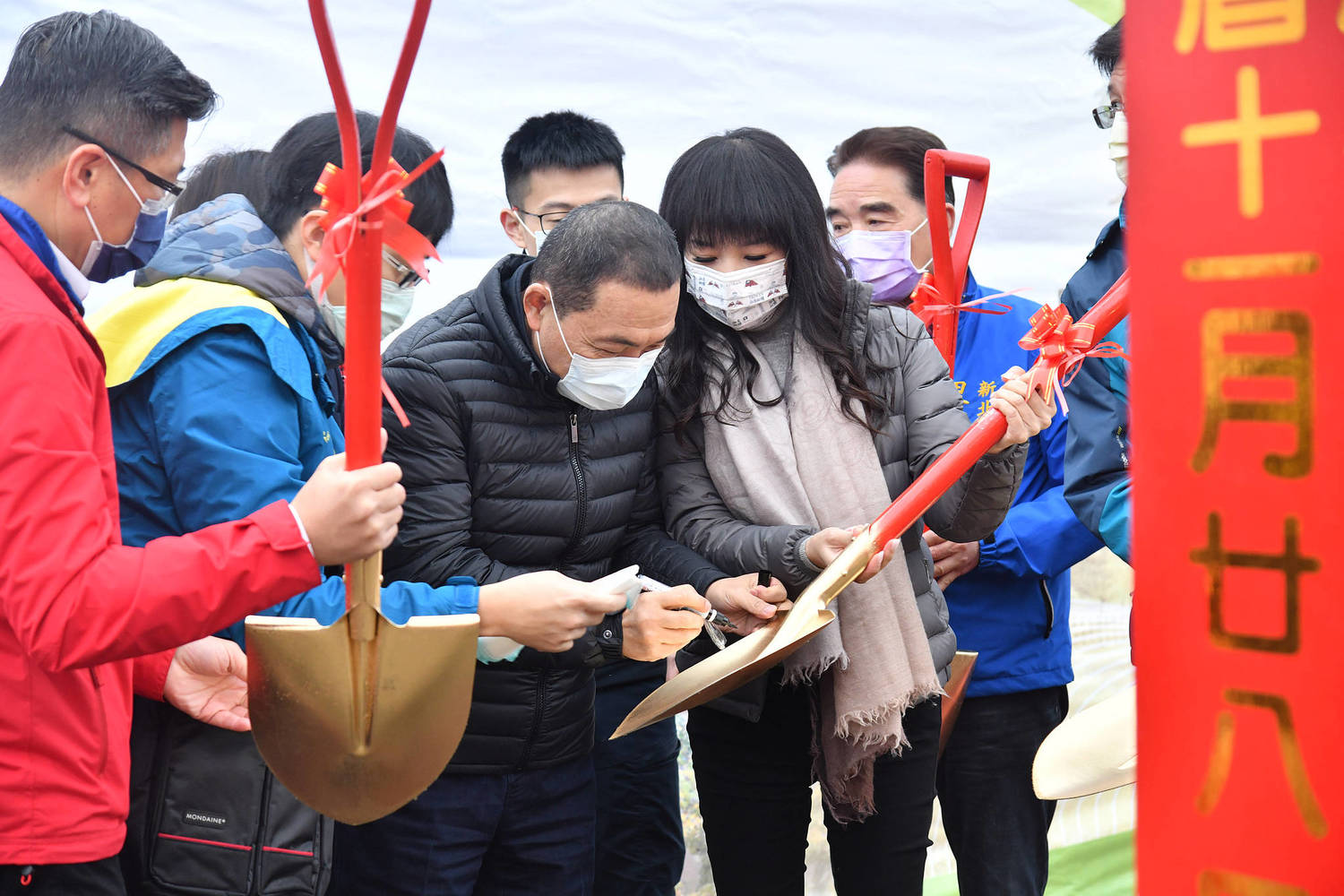 開工典禮後,民眾一擁而上,搶著要開工的金鏟子,並請侯友宜在金鏟簽名,非常熱鬧;市議員蔡淑君在一旁幫民眾要簽名。 圖:新北市政府提供 開工典禮後,民眾一擁而上,搶著要開工的金鏟子,並請侯友宜在金鏟簽名,非常熱鬧;市議員蔡淑君在一旁幫民眾要簽名。 圖:新北市政府提供