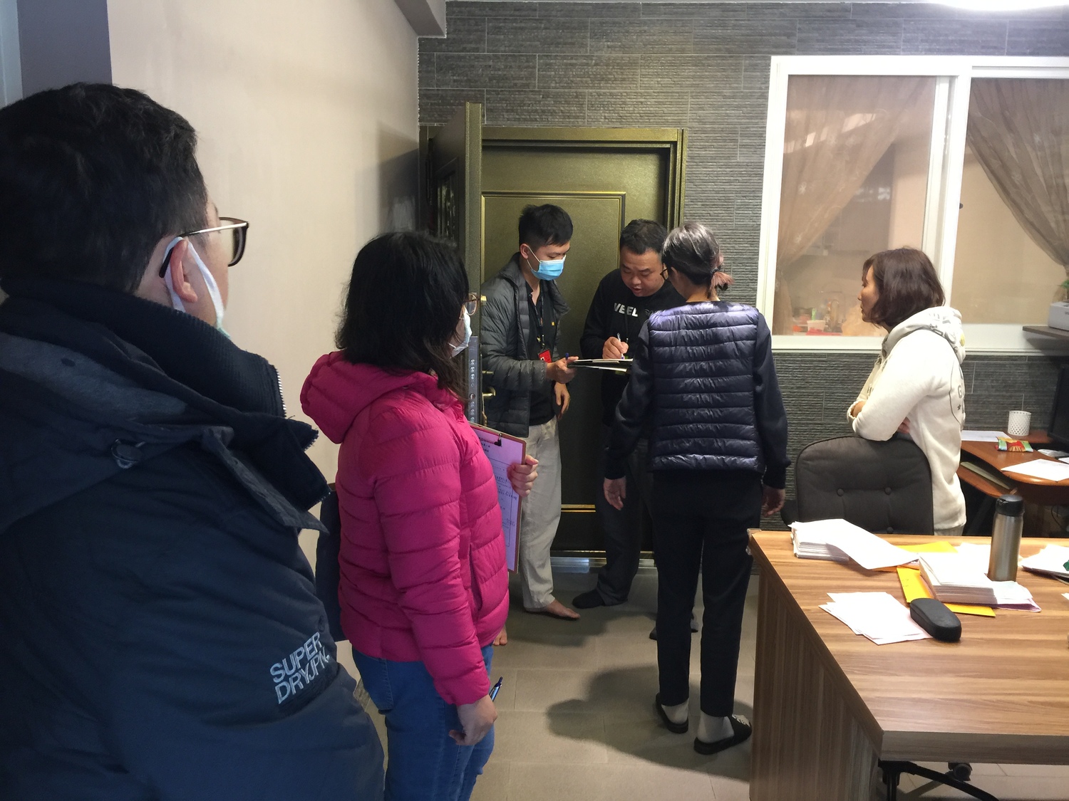 新北市環保局及警察局聯合稽查笑氣販賣公司鋼瓶進出貨情形。 圖:新北市環保局提供 新北市環保局及警察局聯合稽查笑氣販賣公司鋼瓶進出貨情形。 圖:新北市環保局提供