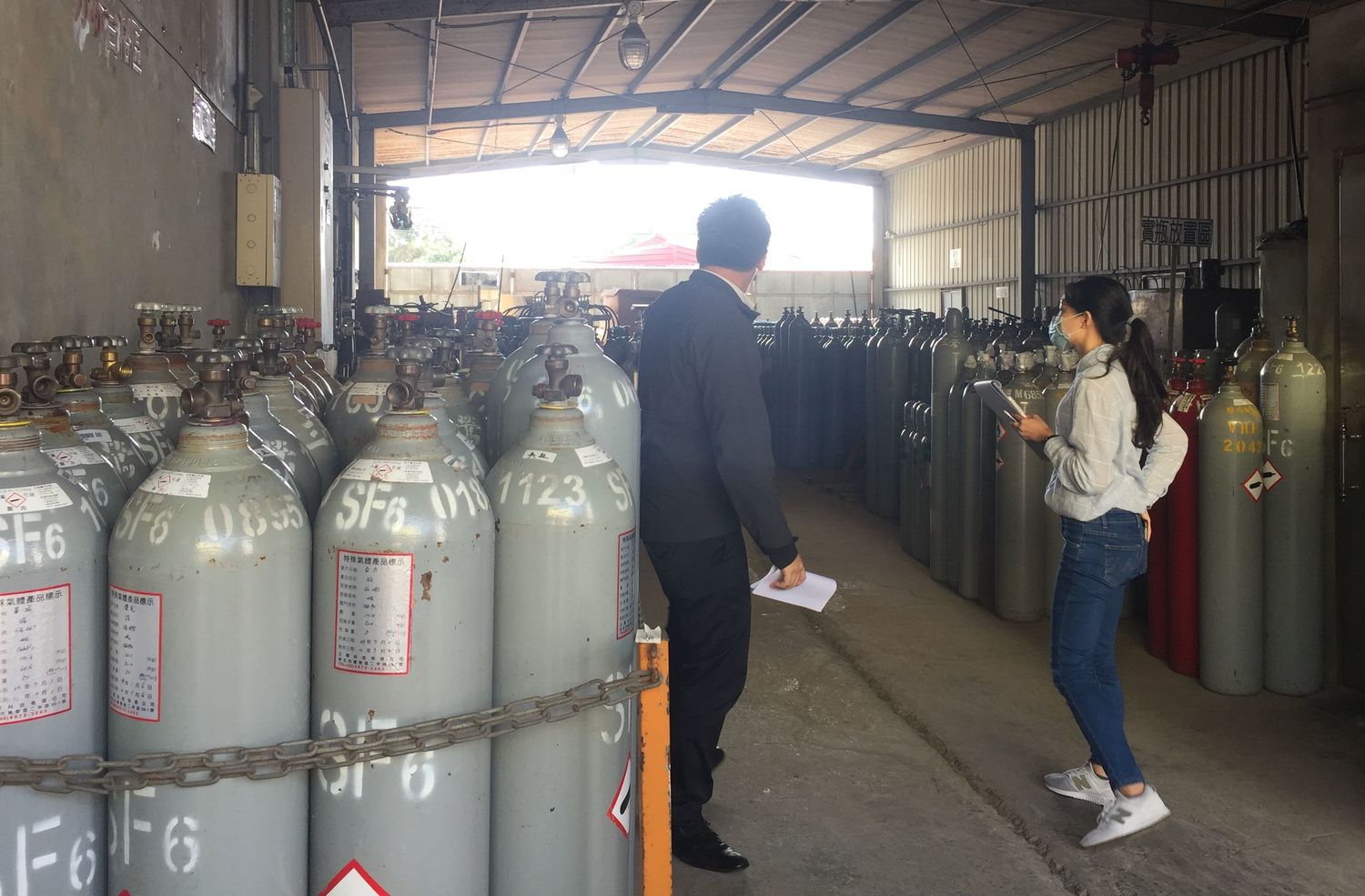 新北市環保局稽查人員前往氣體公司加強稽查。 圖:新北市環保局提供 新北市環保局稽查人員前往氣體公司加強稽查。 圖:新北市環保局提供