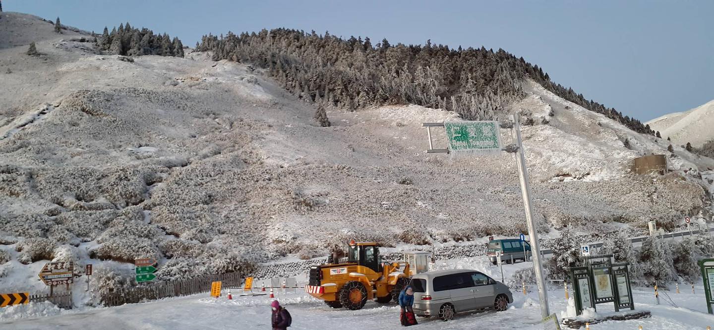 目前合歡山還有殘雪、路面結冰的情形。 圖:翻攝自中橫路況交通資訊站臉書 目前合歡山還有殘雪、路面結冰的情形。 圖:翻攝自中橫路況交通資訊站臉書