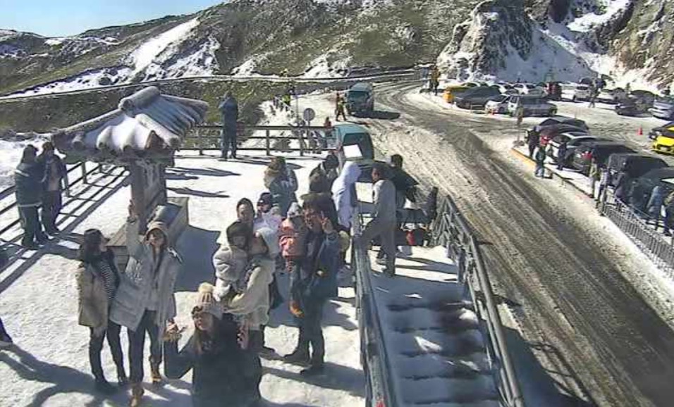 合歡山武嶺亭周邊積雪不少,有許多民眾上山賞雪。 圖:翻攝自即時影像監視器網站 合歡山武嶺亭周邊積雪不少,有許多民眾上山賞雪。 圖:翻攝自即時影像監視器網站