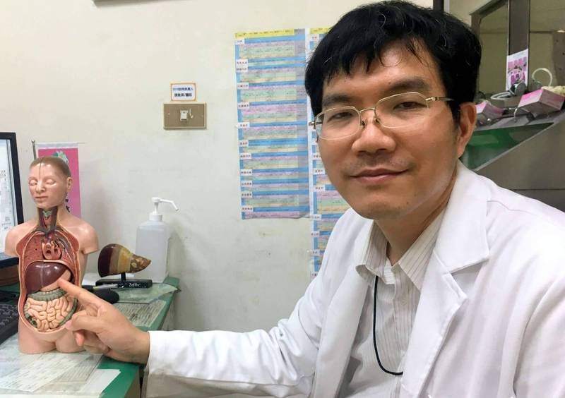衛福部南投醫院肝膽腸胃科主任蔡金記,說明誤食暖暖包老翁病情。 圖:南投醫院/提供 衛福部南投醫院肝膽腸胃科主任蔡金記,說明誤食暖暖包老翁病情。 圖:南投醫院/提供