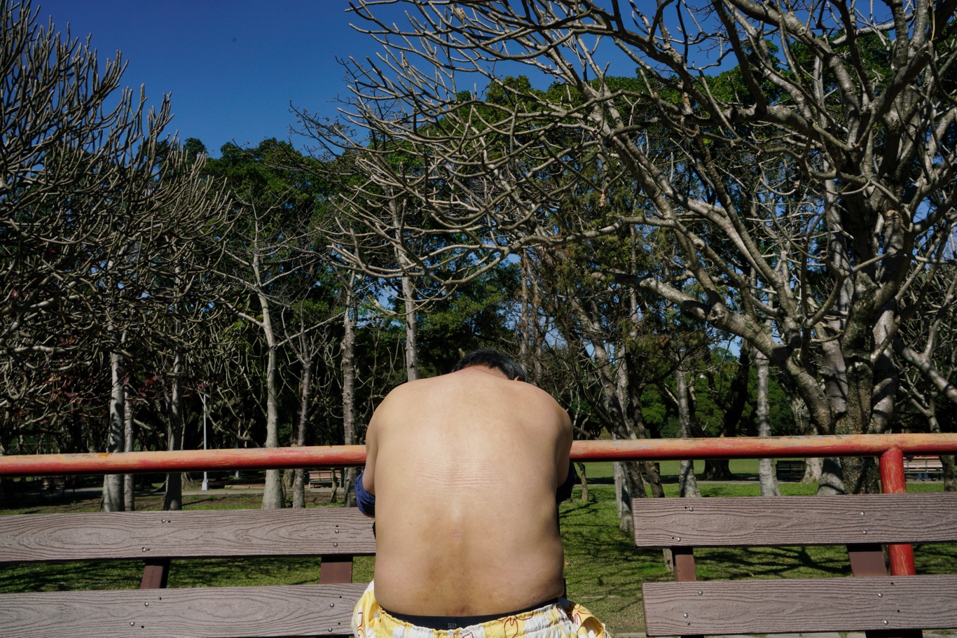 一位民眾脫掉上衣,讓溫暖的陽光將全身曬得通體舒暢。 圖:張良一/攝 一位民眾脫掉上衣,讓溫暖的陽光將全身曬得通體舒暢。 圖:張良一/攝
