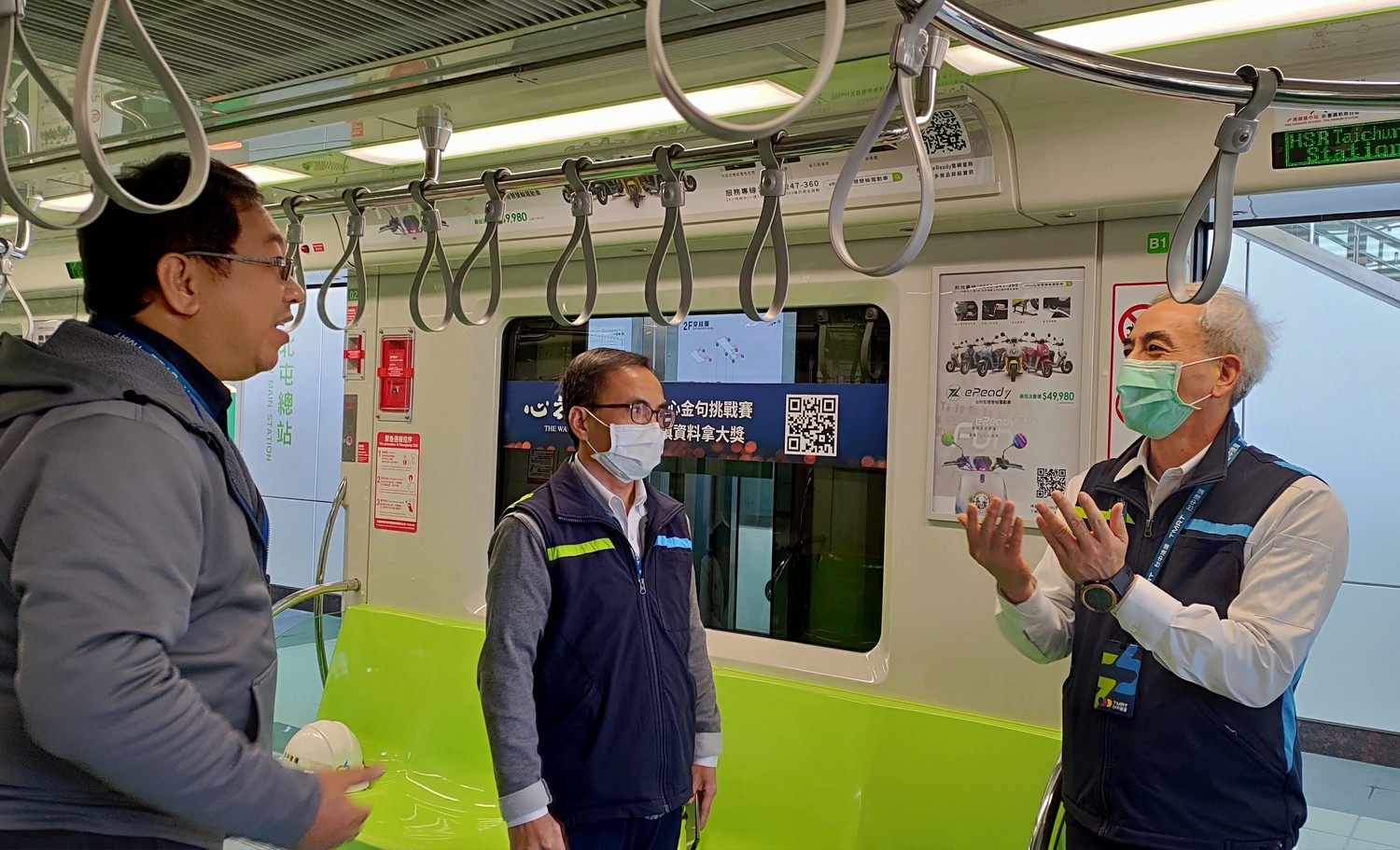 董事長林志盈(右)視察列車重新上正線測試。 中捷/提供 董事長林志盈(右)視察列車重新上正線測試。 中捷/提供