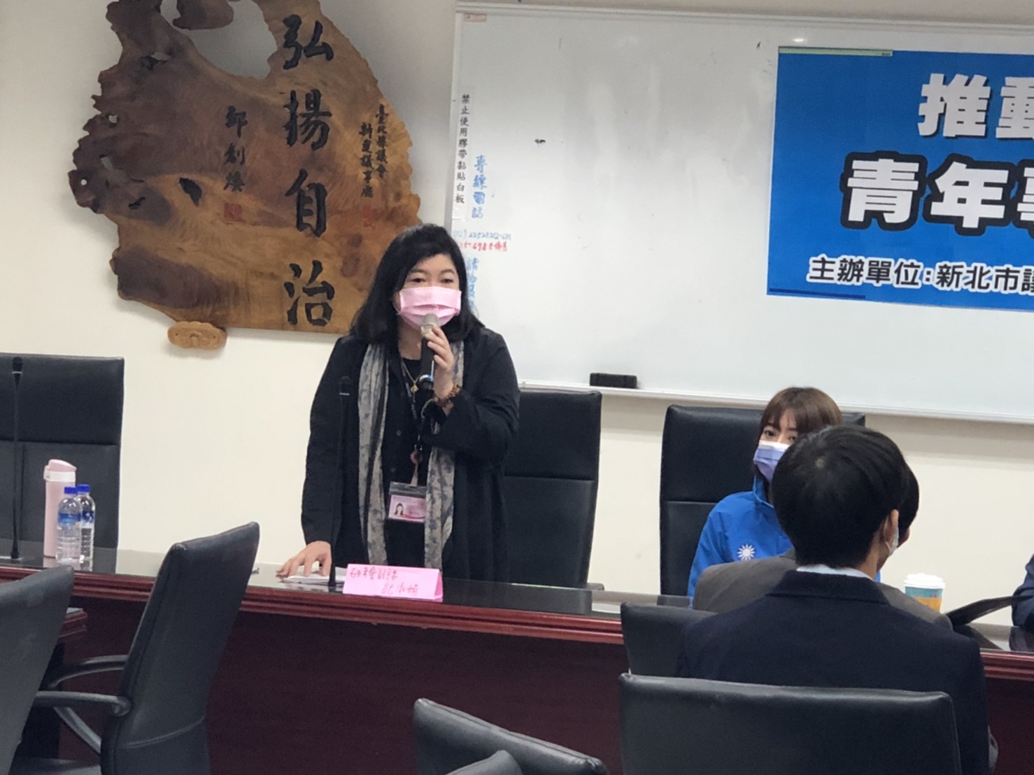 新北市研考會副主委紀淑娟說明朝成立青年局方向努力。 圖:新北市議員劉美芳提供 新北市研考會副主委紀淑娟說明朝成立青年局方向努力。 圖:新北市議員劉美芳提供