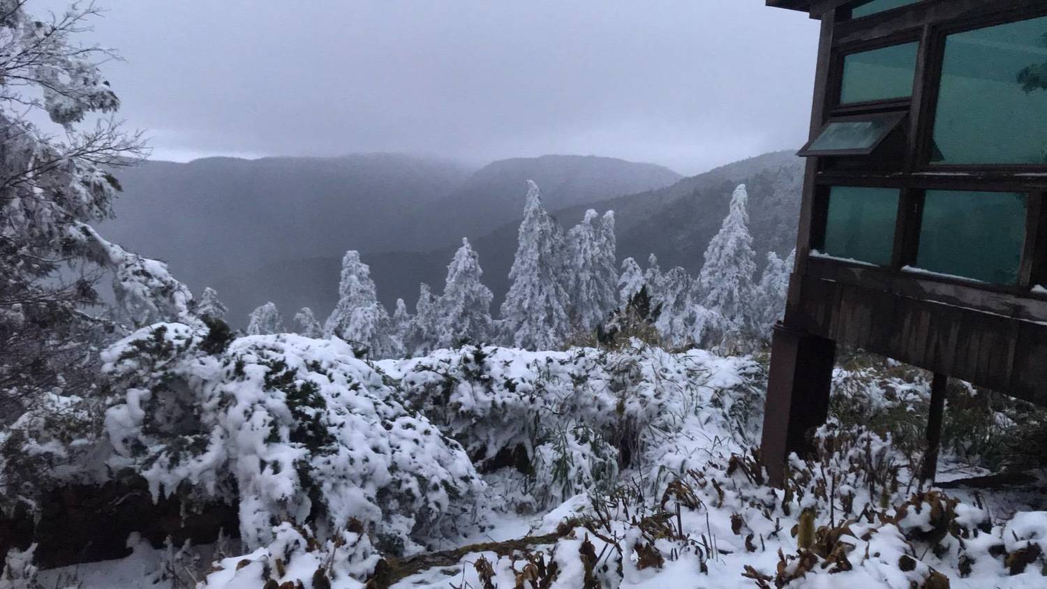 太平山在前兩波寒流來襲都有降雪,一片雪白美景驚艷旅客,氣象專家預估太平山本週日還有降雪機會(圖為過去雪景)。 圖:林務局羅東林區管理處/提供 太平山在前兩波寒流來襲都有降雪,一片雪白美景驚艷旅客,氣象專家預估太平山本週日還有降雪機會(圖為過去雪景)。 圖:林務局羅東林區管理處/提供