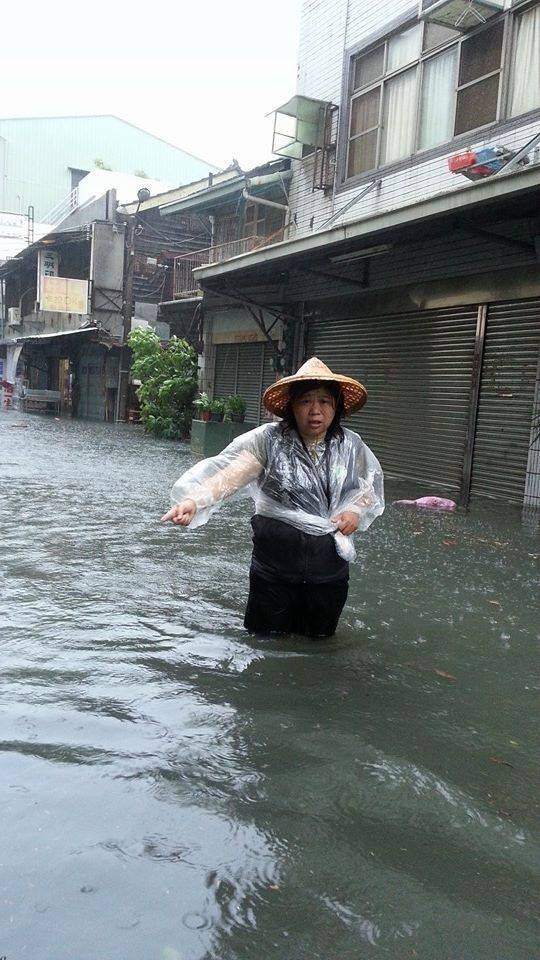 王美惠出現在水災現場。 圖:王美惠服務團隊/提供 王美惠出現在水災現場。 圖:王美惠服務團隊/提供