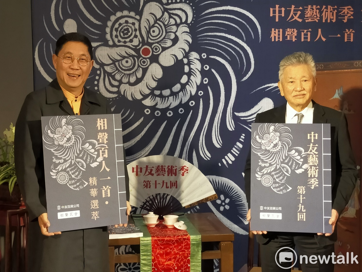 馮翊綱與中友百貨顧問張光貝向大家說明今年演出的戲碼。 唐復年/攝 馮翊綱與中友百貨顧問張光貝向大家說明今年演出的戲碼。 唐復年/攝