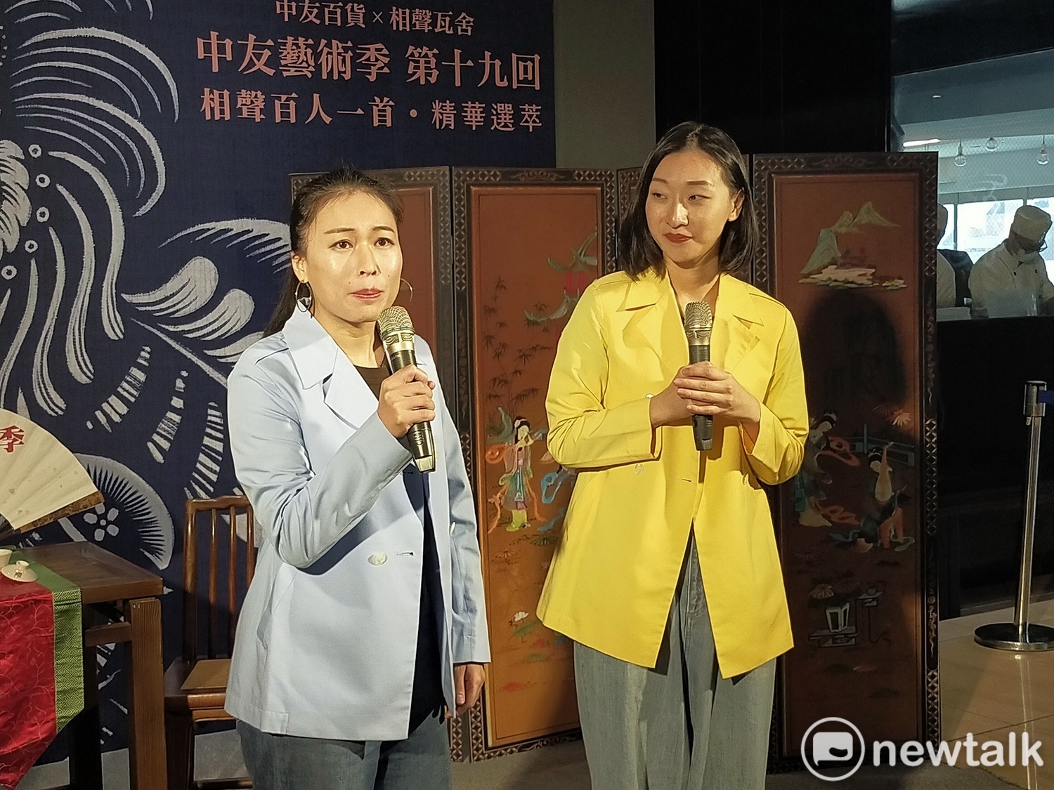 馮翊綱的弟子巫明如(左)與梁皓嵐(右)秀出一段清末在台北永樂座上演的故事。 唐復年/攝 馮翊綱的弟子巫明如(左)與梁皓嵐(右)秀出一段清末在台北永樂座上演的故事。 唐復年/攝