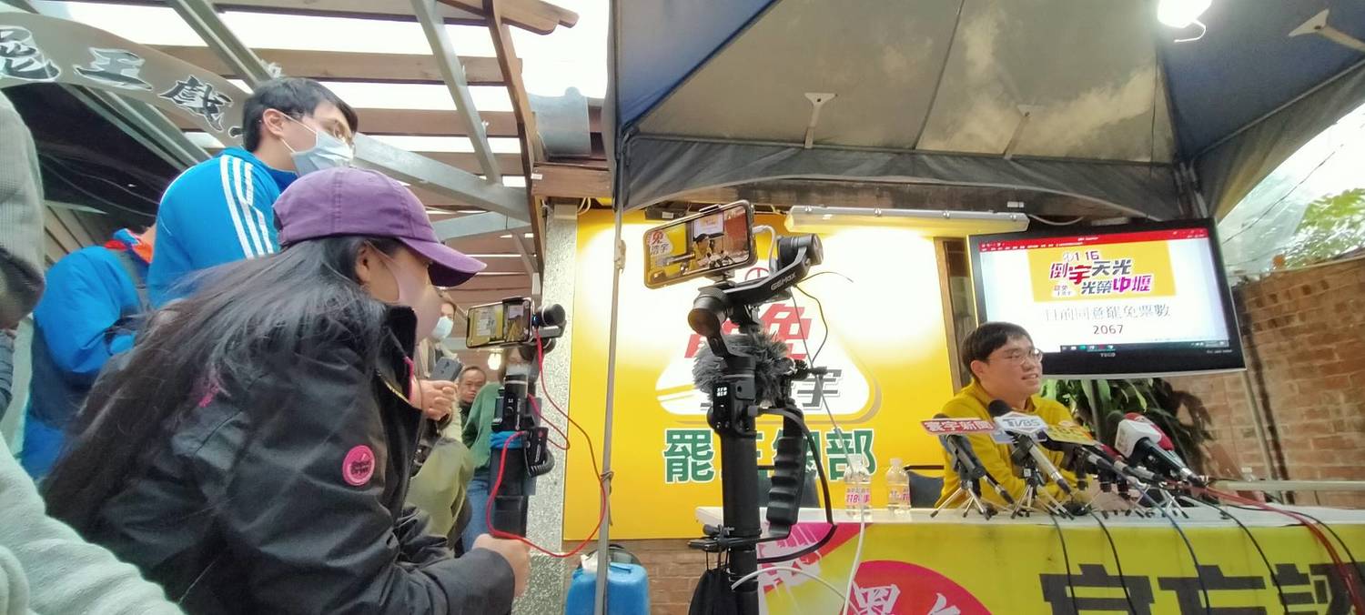 直播主湧入罷王總部直播 圖:林昀真攝 直播主湧入罷王總部直播 圖:林昀真攝