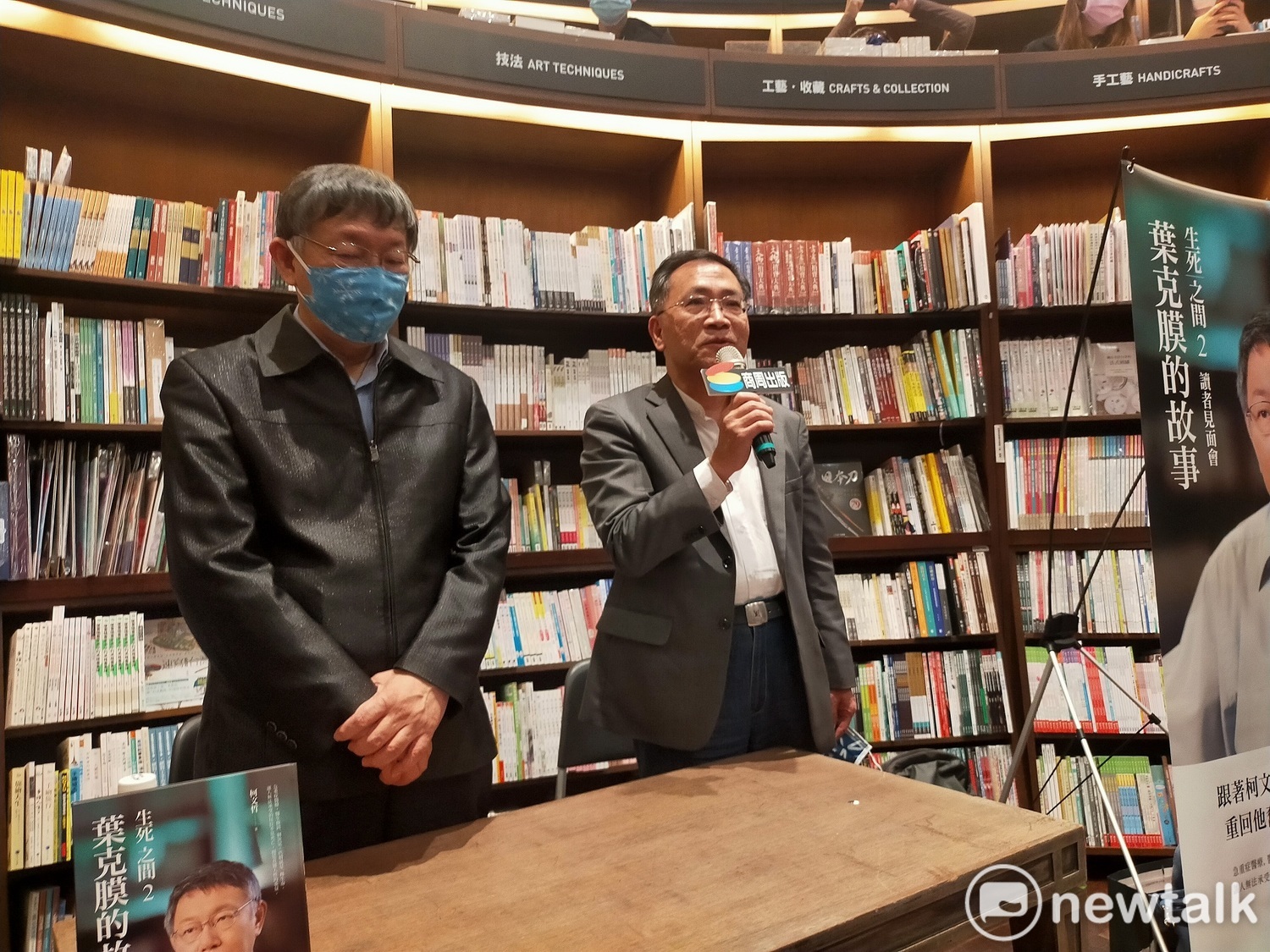 蔡炳坤陪同柯文哲出席簽書會。 唐復年/攝 蔡炳坤陪同柯文哲出席簽書會。 唐復年/攝
