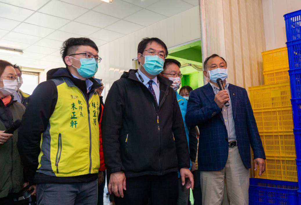台南市長黃偉哲(中)親自主持台南市新營區舉行新任、卸任警察局局長交接典禮。 圖:翻攝自黃偉哲臉書 台南市長黃偉哲(中)親自主持台南市新營區舉行新任、卸任警察局局長交接典禮。 圖:翻攝自黃偉哲臉書