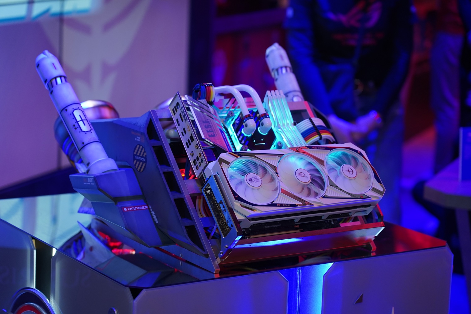 全球唯一ROG鋼彈主題水冷改裝機「UC核心反應裝置 G-pack Prototype 宇宙紀元動力」。 圖:ASUS/提供 全球唯一ROG鋼彈主題水冷改裝機「UC核心反應裝置 G-pack Prototype 宇宙紀元動力」。 圖:ASUS/提供