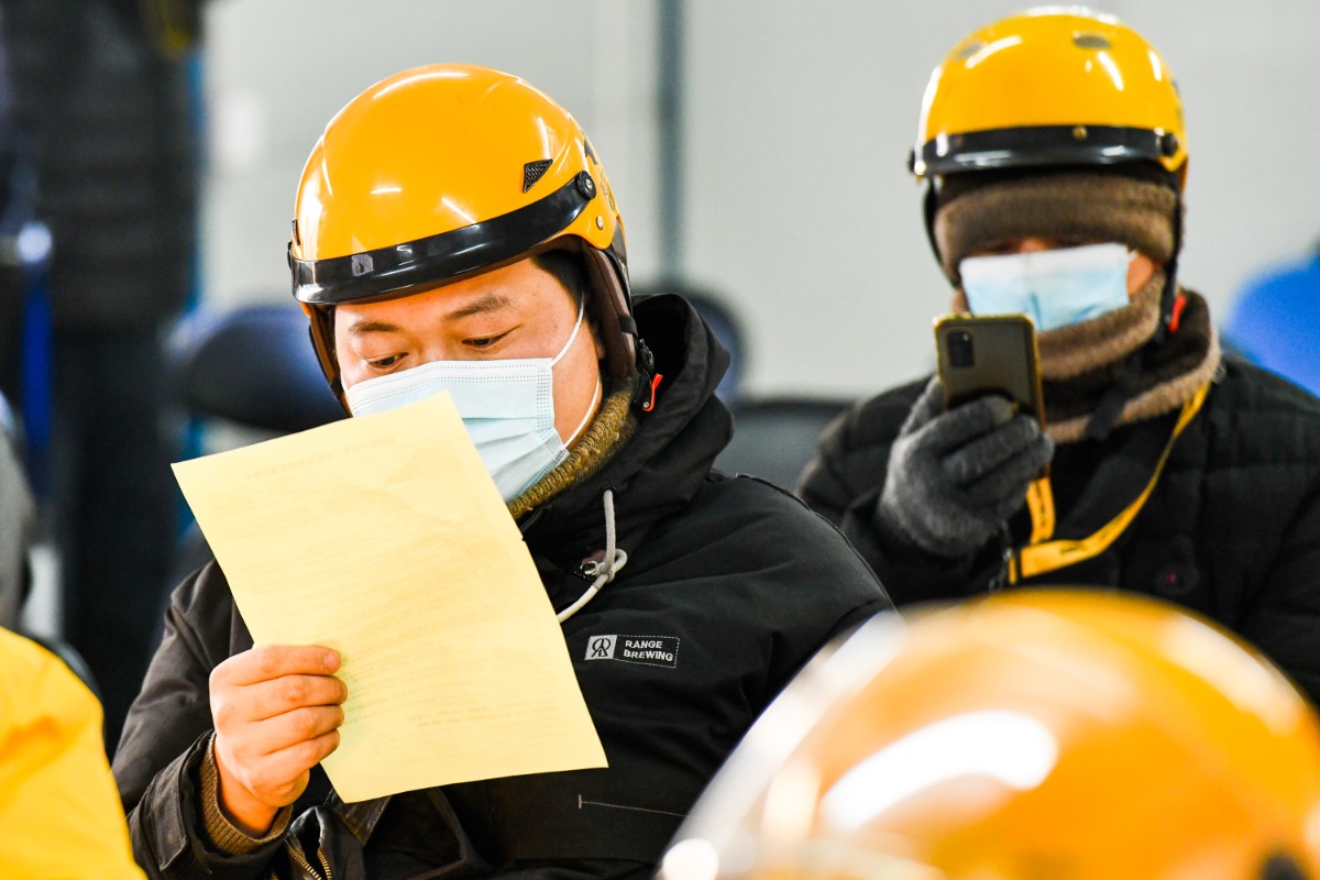 快遞和外賣人員等候疫苗接種。 圖:翻攝自北京日報 快遞和外賣人員等候疫苗接種。 圖:翻攝自北京日報