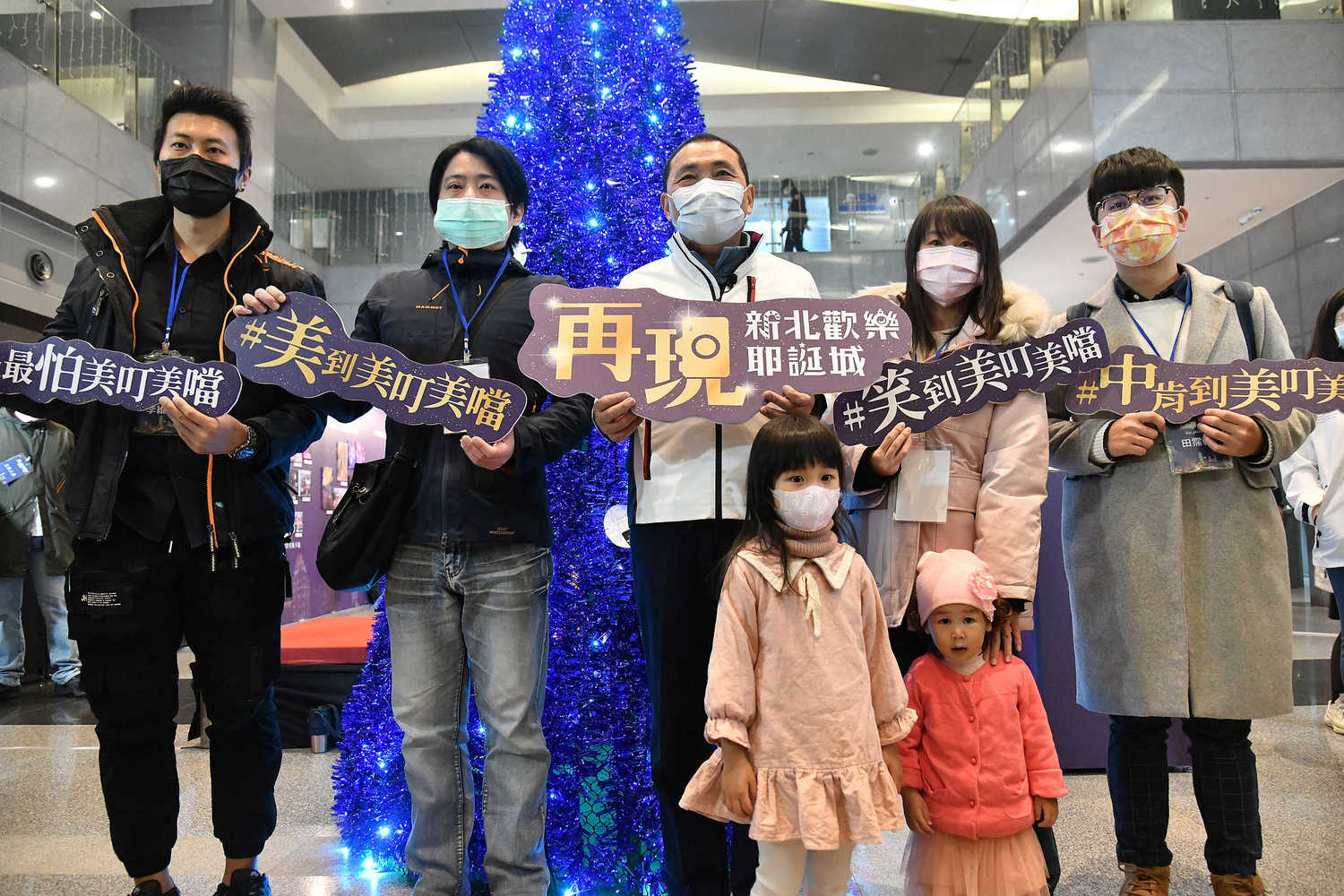 「2020新北歡樂耶誕城」吸引666萬7000多人參觀,觀旅局特地舉行耶誕攝影大賽,透過影像作品保留耶誕城這段期間帶給大小朋友的美好回憶。 圖:新北市新聞局提供 「2020新北歡樂耶誕城」吸引666萬7000多人參觀,觀旅局特地舉行耶誕攝影大賽,透過影像作品保留耶誕城這段期間帶給大小朋友的美好回憶。 圖:新北市新聞局提供