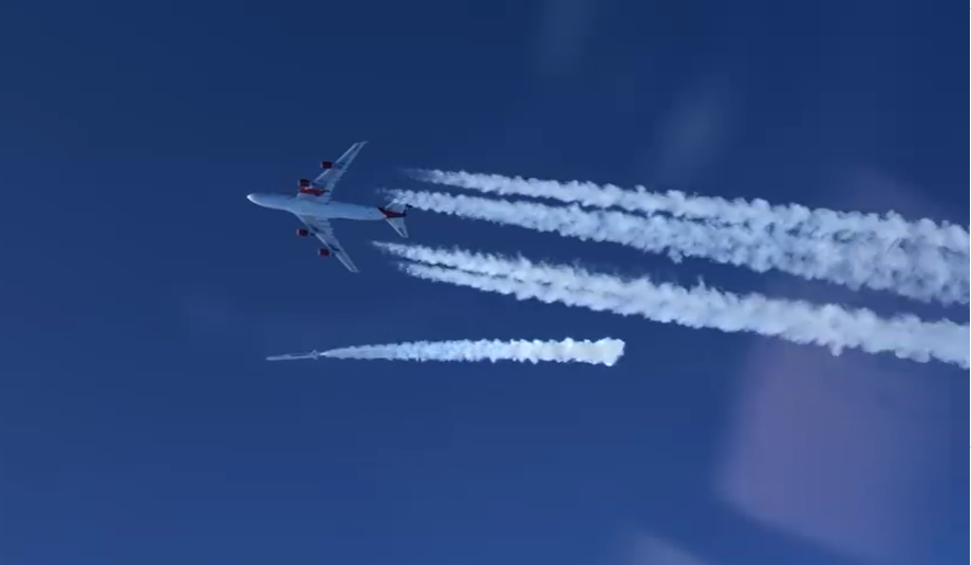 波音747載著LauncherOne火箭抵達指定高度後,火箭發動機隨即啟動,載著10枚NASA衛星進入太空中。 圖:取自官網影片截圖 波音747載著LauncherOne火箭抵達指定高度後,火箭發動機隨即啟動,載著10枚NASA衛星進入太空中。 圖:取自官網影片截圖