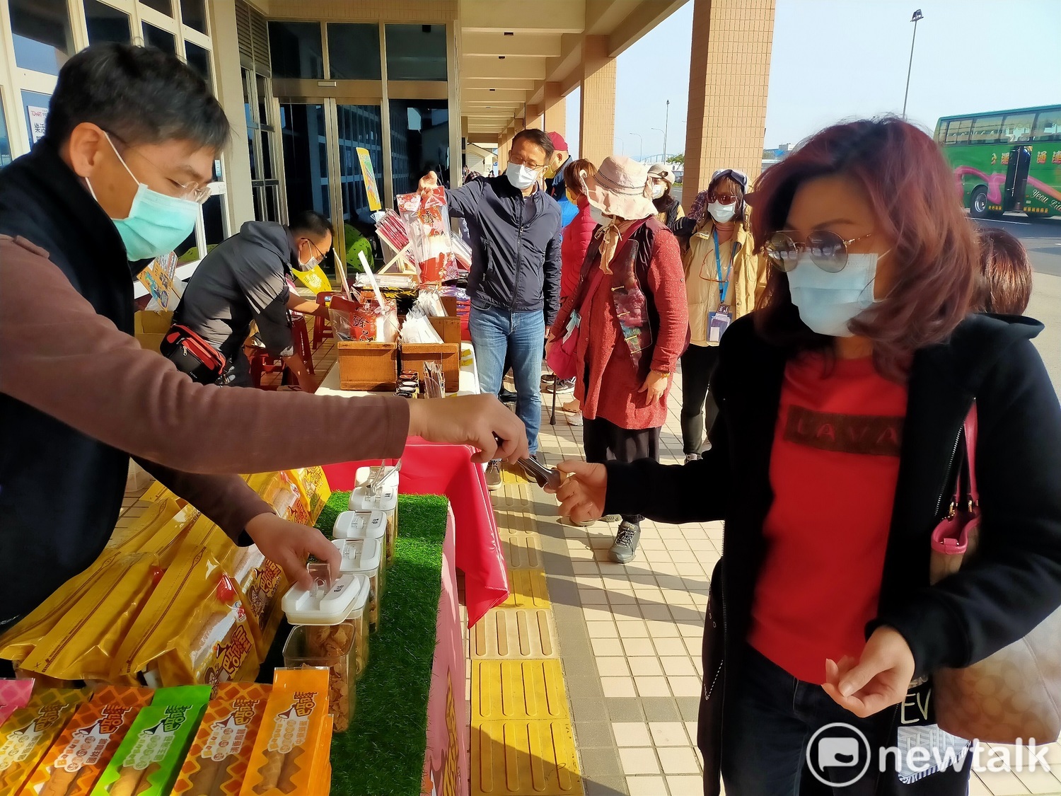 遊客在遊客中心前逛市集。 唐復年/攝 遊客在遊客中心前逛市集。 唐復年/攝