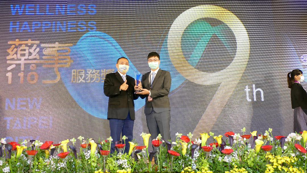 侯友宜頒發臨床服務傑出獎得獎人王建贏藥師。 圖:新北市衛生局提供 侯友宜頒發臨床服務傑出獎得獎人王建贏藥師。 圖:新北市衛生局提供