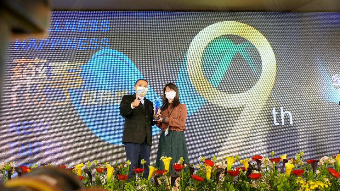侯友宜頒發特殊貢獻獎(個人獎)得獎人許嘉芬藥師。 圖:新北市衛生局提供 侯友宜頒發特殊貢獻獎(個人獎)得獎人許嘉芬藥師。 圖:新北市衛生局提供