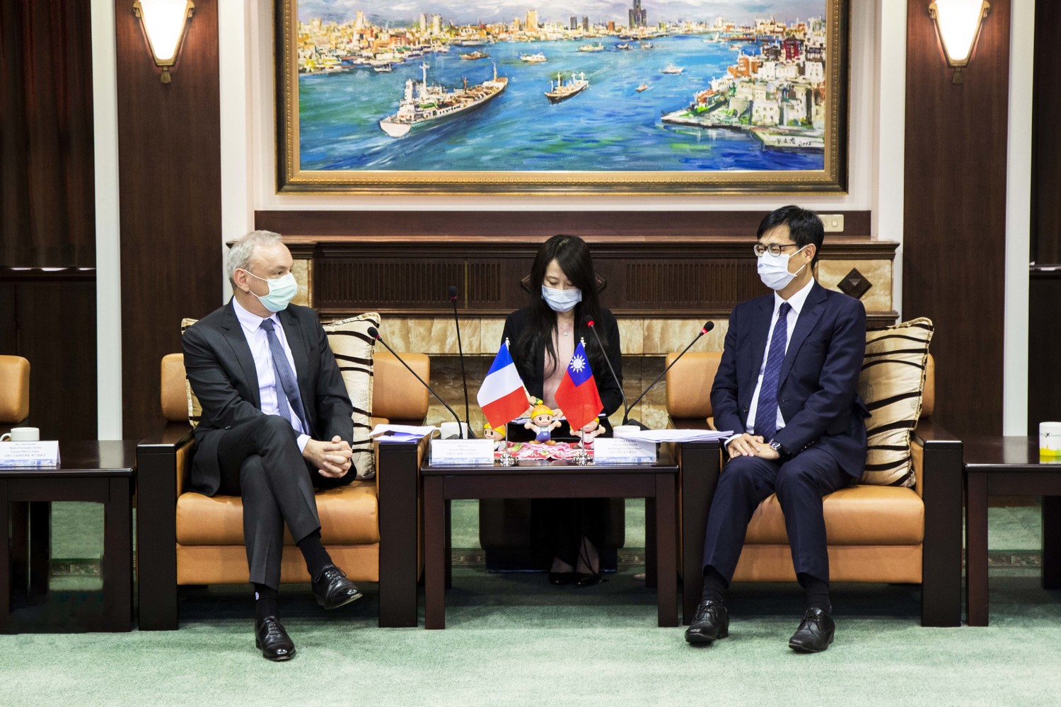 陳其邁(右)、公孫孟交換意見。 圖:高雄市政府/提供 陳其邁(右)、公孫孟交換意見。 圖:高雄市政府/提供