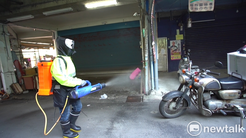 市府派員至南門市場噴灑消毒劑。 圖:林昀真/攝 市府派員至南門市場噴灑消毒劑。 圖:林昀真/攝