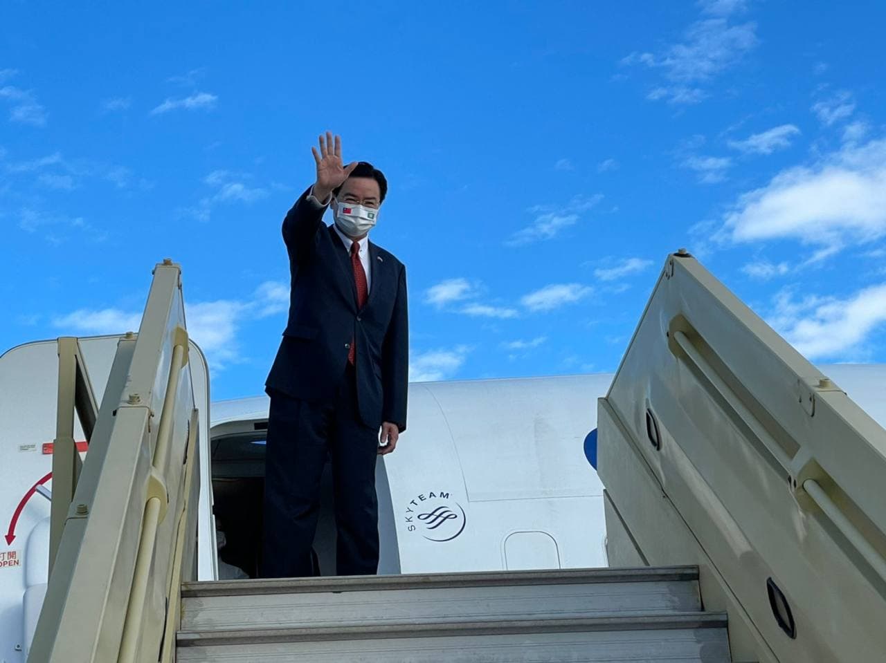 吳釗燮赴帛琉登機前揮手致意。 圖:外交部/提供 吳釗燮赴帛琉登機前揮手致意。 圖:外交部/提供