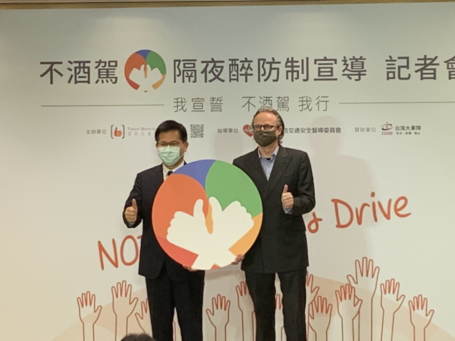 交通部長林佳龍和知名Youtuber合作拍攝影片宣導不要宿醉開車。 圖:交通部/提供 交通部長林佳龍和知名Youtuber合作拍攝影片宣導不要宿醉開車。 圖:交通部/提供