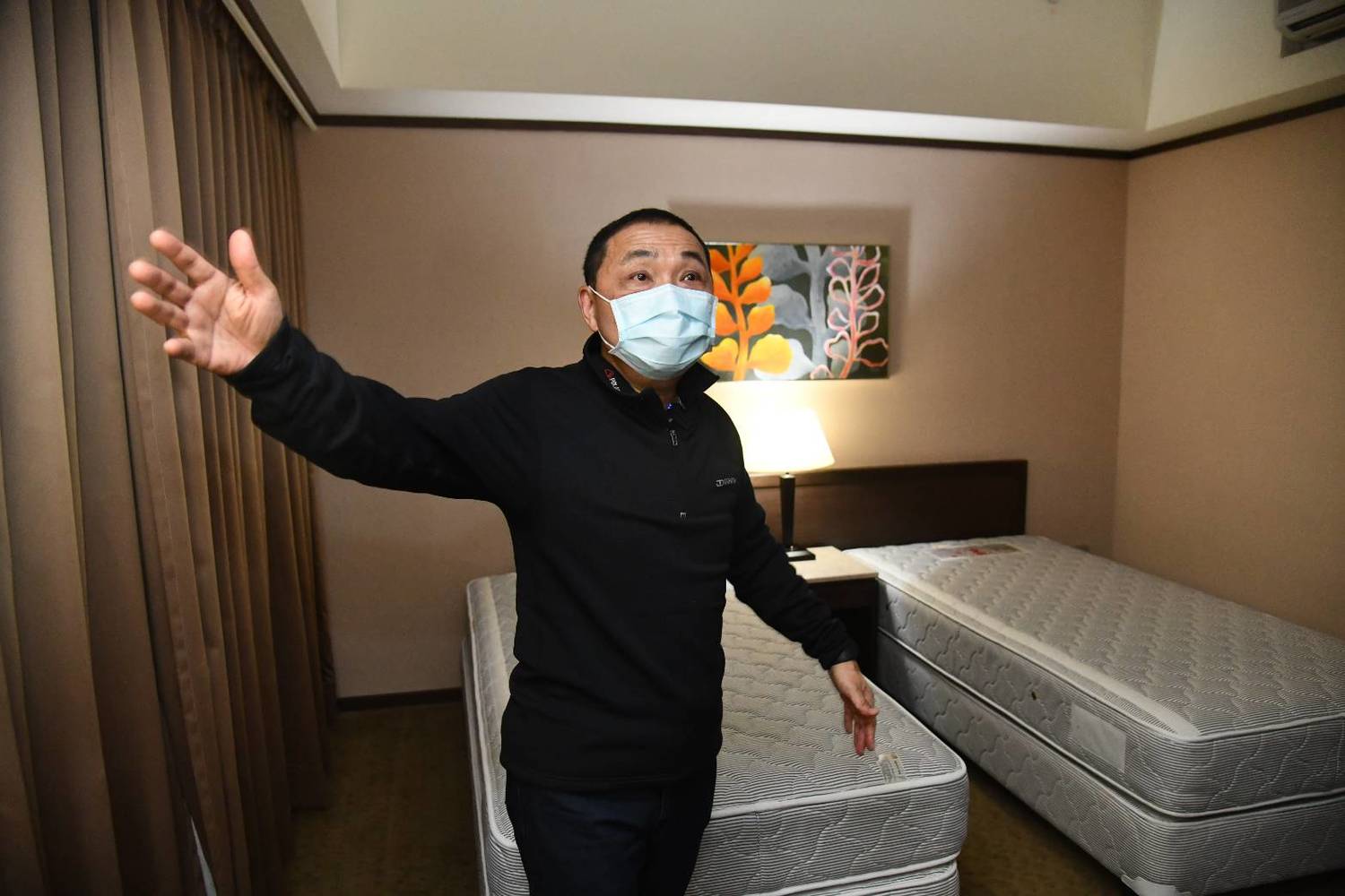 侯友宜今(25)日下令,新北54家醫院即日禁止探病、陪病限1人。圖為新北市防疫旅館。 圖:新北市政府/提供(資料照片) 侯友宜今(25)日下令,新北54家醫院即日禁止探病、陪病限1人。圖為新北市防疫旅館。 圖:新北市政府/提供(資料照片)